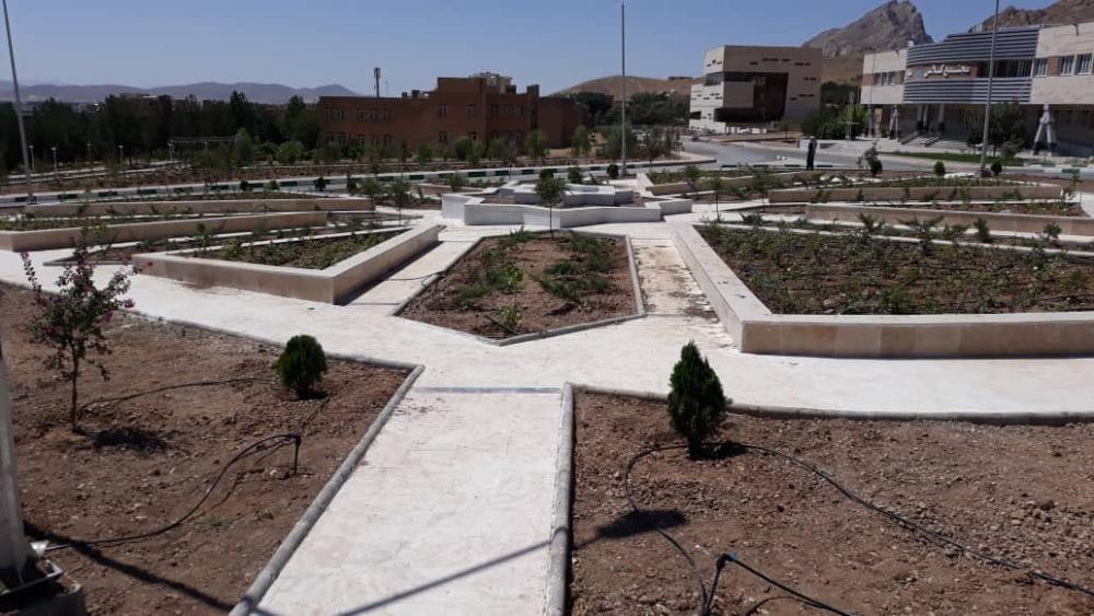 گل آرایی و زیباسازی میدان جدید در پردیس طاق بستان